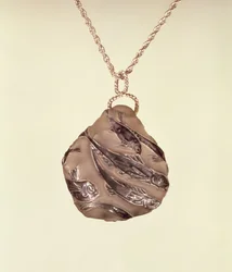 Pingente com superfície de vidro fosco de Lalique, c.1902